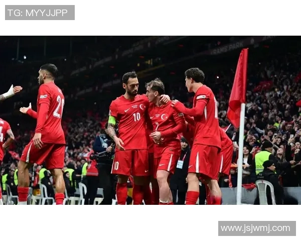 土耳其足球超级联赛竞争激烈 球迷热情与球队实力的完美碰撞